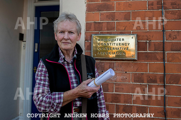 Vanessa Mason hands letter over Badger Cull 2014 001
